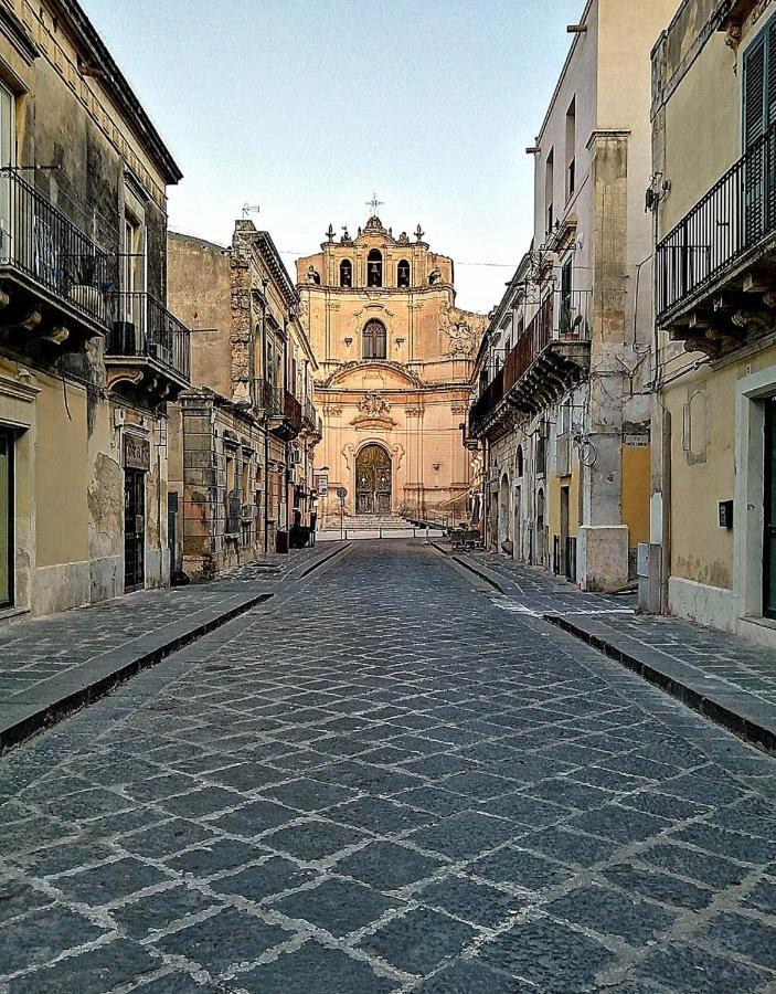 Tannur Del Carmine Villa Noto Bagian luar foto