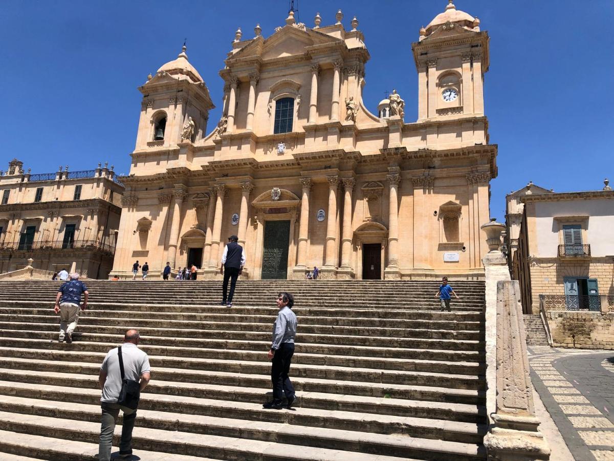 Tannur Del Carmine Villa Noto Bagian luar foto