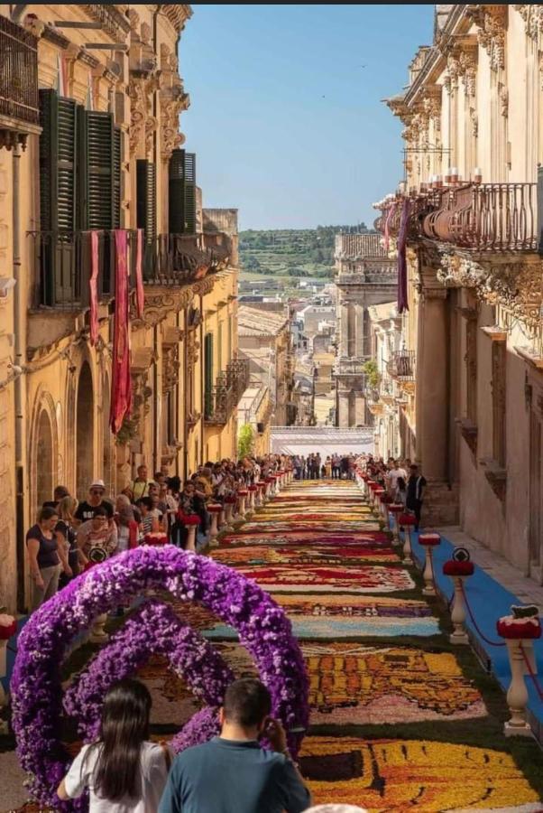 Tannur Del Carmine Villa Noto Bagian luar foto