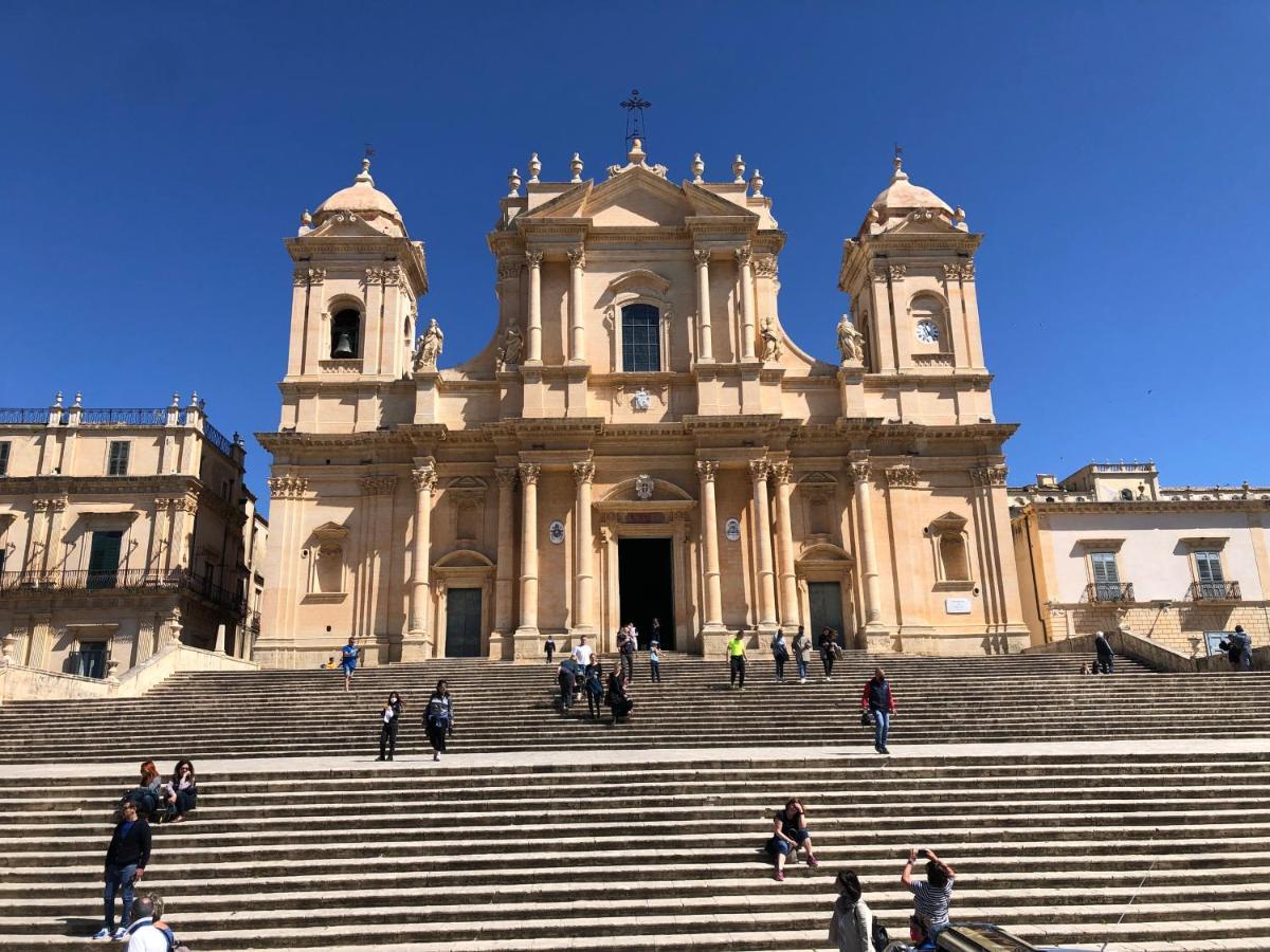 Tannur Del Carmine Villa Noto Bagian luar foto