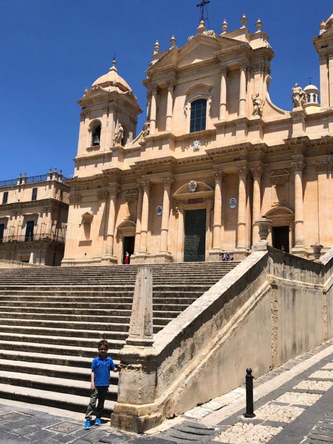 Tannur Del Carmine Villa Noto Bagian luar foto