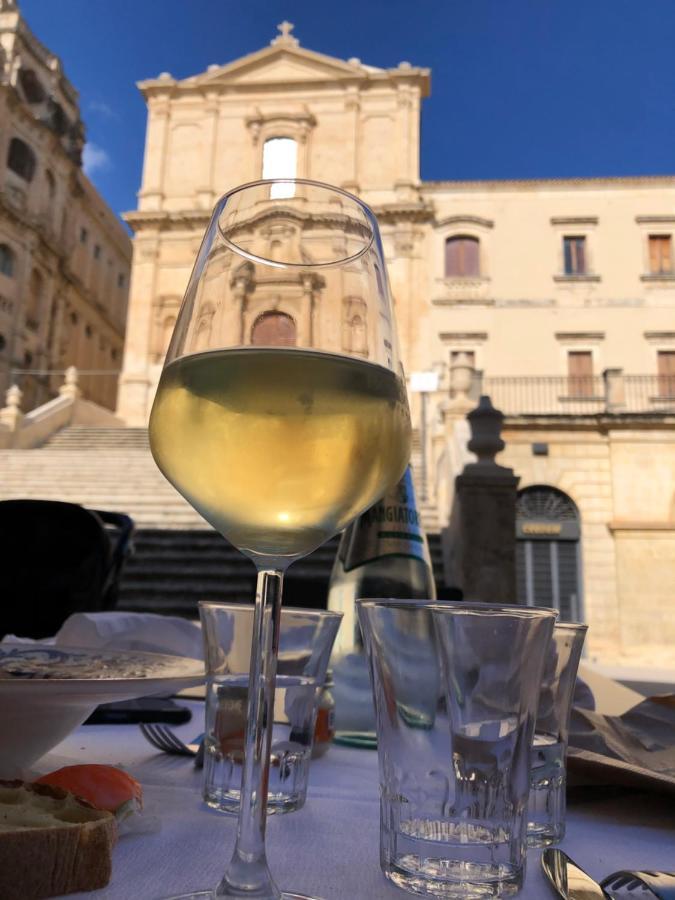 Tannur Del Carmine Villa Noto Bagian luar foto